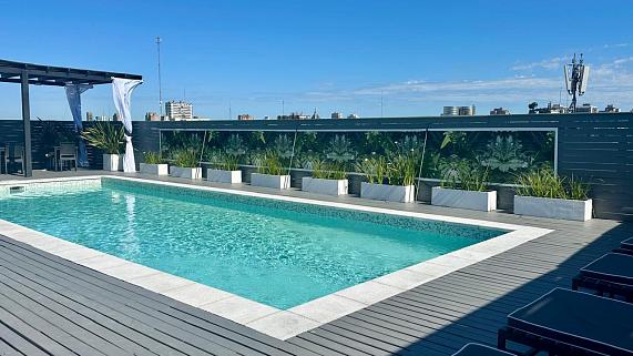 Piscina y solárium